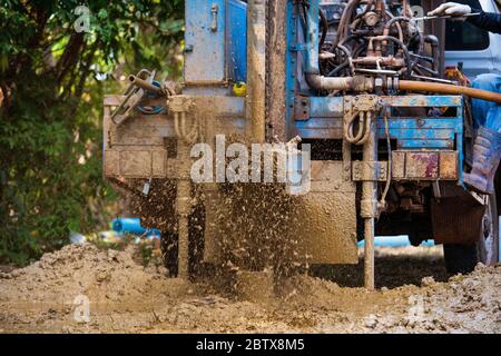 trivella per acqua sul vecchio camion che trivella nel terreno Foto Stock