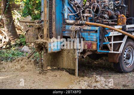 trivella per acqua sul vecchio camion che trivella nel terreno Foto Stock