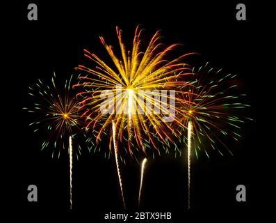 Fuochi d'artificio colorati di vari colori su cielo notturno - effetto di colore vibrante Foto Stock