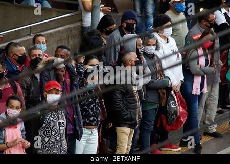 San Paolo, Brasile. 27 maggio 2020. I pendolari che indossano maschere protettive aspettano un treno alla stazione Luz di San Paolo. Mentre il paese si batte per i record e la curva di contaminazione non si flette, il presidente Jair Bolsonaro rimane irremovibile per la sua crociata per riaprire il commercio e l’economia. (Foto di Cris FAGA/Pacific Press) Credit: Pacific Press Agency/Alamy Live News Foto Stock