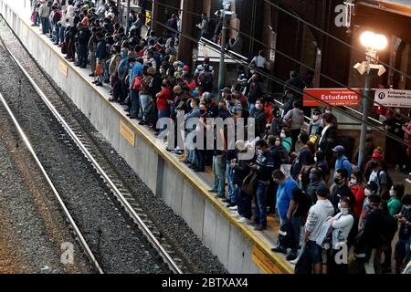 San Paolo, Brasile. 27 maggio 2020. I pendolari che indossano maschere protettive aspettano un treno alla stazione Luz di San Paolo. Mentre il paese si batte per i record e la curva di contaminazione non si flette, il presidente Jair Bolsonaro rimane irremovibile per la sua crociata per riaprire il commercio e l’economia. (Foto di Cris FAGA/Pacific Press) Credit: Pacific Press Agency/Alamy Live News Foto Stock