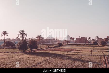 Panorama delle grandi Piramidi di Giza, architettura egiziana, Vista dalla città del Cairo, Egitto Foto Stock