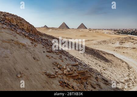Panorama delle grandi Piramidi di Giza, Egitto architettura antica, Vista dal deserto Foto Stock