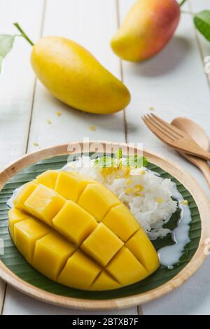 Dessert di riso dolce appiccicoso con latte di cocco di mango. Foto Stock