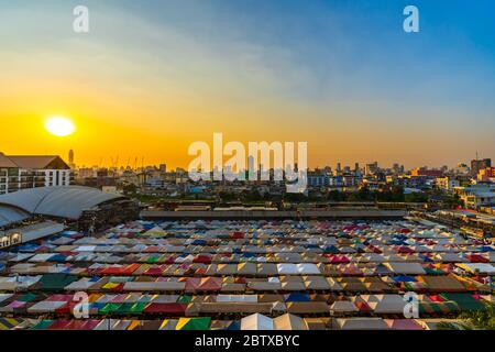 Bangkok, Thailandia - 6 dicembre 2019 : Vista dall'alto del treno mercato notturno Ratchada (Talad Rot Fai) al tramonto a Bangkok, Thailandia Foto Stock