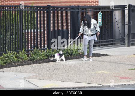 La gente gode il tempo di primavera mentre mantiene la distanza sociale a Philadelphia, Stati Uniti durante la pandemia di Covid-19 caratterizzato: Atmosfera dove: Philadelphia, Pennsylvania, Stati Uniti quando: 26 Apr 2020 credito: Hugh Dillon/WENN.com Foto Stock