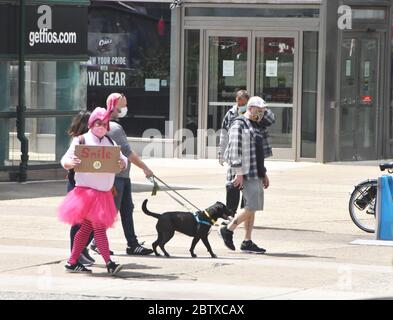 La gente gode il tempo di primavera mentre mantiene la distanza sociale a Philadelphia, Stati Uniti durante la pandemia di Covid-19 caratterizzato: Atmosfera dove: Philadelphia, Pennsylvania, Stati Uniti quando: 26 Apr 2020 credito: Hugh Dillon/WENN.com Foto Stock