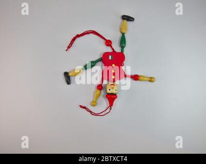 Burattini Old wood bambole di marionette verdi e rosse su sfondo bianco. Foto Stock