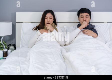 coppia malata tosse e affette da malattie virali e febbre a letto a casa Foto Stock