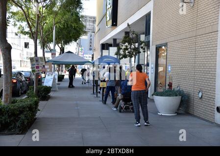 Los Angeles, CA/USA - 4 maggio 2020: Linee di clienti social distancing e in attesa di entrare in un negozio Best Buy durante la quarantena del coronavirus Foto Stock