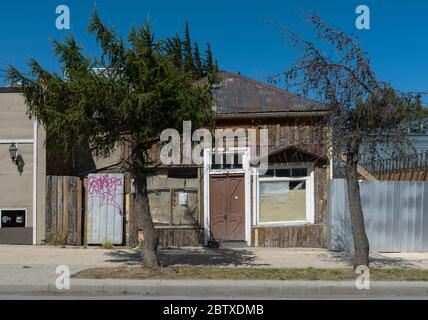 Piccola casa di legno su una strada a Puerto Natales, Cile Foto Stock