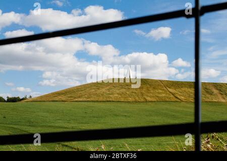 Vista del faro della piramide luminosa in cima al Campbell Park a Milton Keynes. Foto Stock