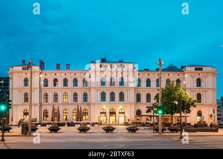 Oslo, Norvegia. Vista notturna dell'hotel vicino alla stazione ferroviaria centrale di Oslo. Foto Stock