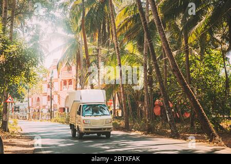 Goa, India. Camion di Ashok Leyland che si muove sulla strada nel giorno estivo di sole. Foto Stock