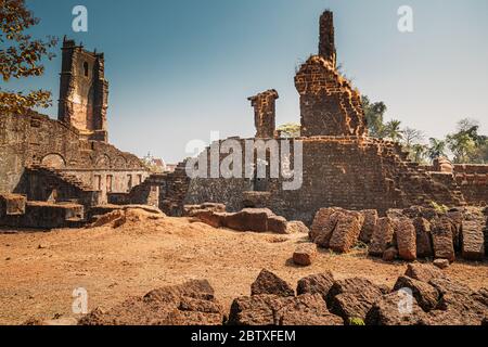 Old Goa, India. Altare maggiore della Chiesa di Sant'Agostino in rovinato complesso della Chiesa. La Chiesa fu completata nel 1602. Patrimonio dell'umanità, Chiese e Conven Foto Stock