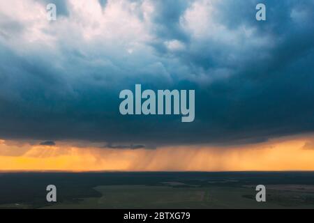 Vista aerea. Cielo di tramonto sopra la Foresta Verde, prato e campi Paesaggio in serata di sole. Vista dall'alto della natura europea dall'alto atteggiamento nel sole estivo Foto Stock