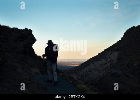 Walker che sale sulle colline del Tongariro Alpine Crossing in Nuova Zelanda Foto Stock