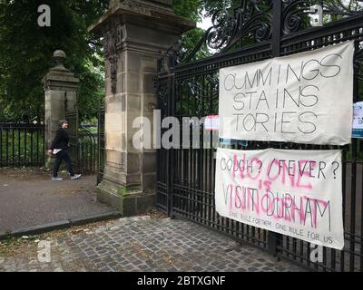 Glasgow, Regno Unito, 28 maggio 2020. I segni fatti in casa che denunciano le azioni di Dominic Cummings, di aiuto al primo ministro Boris Johnson, e le sue recenti azioni di crisi di coronavirus e viaggio a Durham, appendono alle porte del Queen's Park nella parte meridionale di Glasgow, Scozia, il 28 maggio 2020. Photo credit: Jeremy Sutton-Hibbert/Alamy Live News. Foto Stock