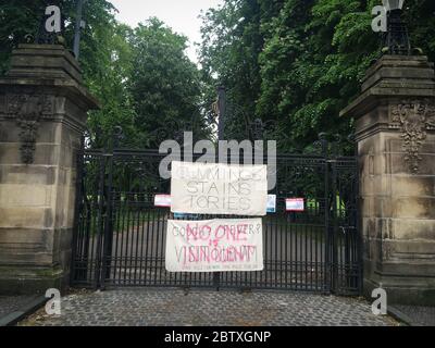 Glasgow, Regno Unito, 28 maggio 2020. I segni fatti in casa che denunciano le azioni di Dominic Cummings, di aiuto al primo ministro Boris Johnson, e le sue recenti azioni di crisi di coronavirus e viaggio a Durham, appendono alle porte del Queen's Park nella parte meridionale di Glasgow, Scozia, il 28 maggio 2020. Photo credit: Jeremy Sutton-Hibbert/Alamy Live News. Foto Stock