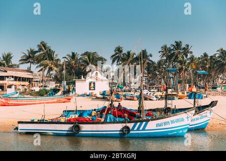 Mapusa, Anjuna, Goa, India - 19 febbraio 2020: Pescatori che riposano vicino a Barca trainata dal mare Foto Stock