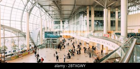 Mosca, Russia - 22 febbraio 2020: Persone in attesa di registrazione del volo nel terminal dell'aeroporto di Domodedovo. Foto Stock