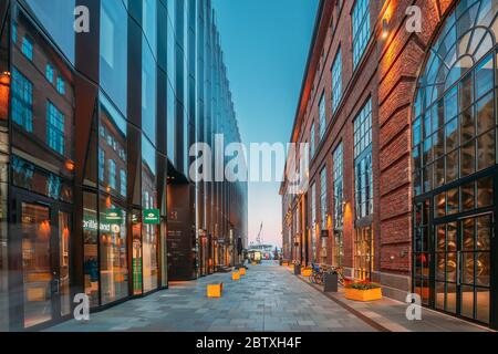 Oslo, Norvegia - 23 Giugno 2019: Vista Serale Delle Case Moderne E Antiche Nel Distretto Di Aker Brygge. Serata Estiva. Luogo Famoso E Popolare. Foto Stock