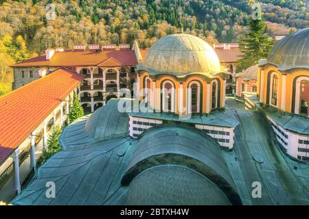 Bulgaria Rila monastero vista tramonto con alberi di montagna autunno sullo sfondo Foto Stock