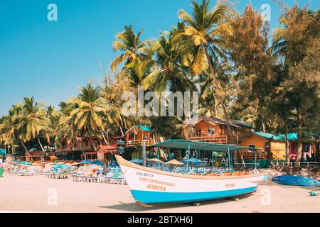 Canacona, Goa, India - 16 febbraio 2020: Giro turistico barche turistiche parcheggiate sulla famosa spiaggia di Palolem in estate Sunny Day. Foto Stock