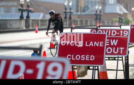 Londra, Regno Unito. 28 Maggio 2020 London Borough of Kingston upon Thames Council aggiunge una segnaletica temporanea in un punto di incontro sul Kingston Bridge. Hanno reso la pista ciclabile un percorso pedonale per aiutare con la distanza sociale. Andrew Fosker / Alamy Live News Foto Stock