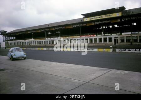 Auto Trojan sul rettilineo di partenza/arrivo del circuito motoristico Nurburgring, Nurburg, Germania, nella foto del 1965 Foto Stock