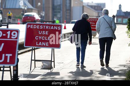 Londra, Regno Unito. 28 Maggio 2020 London Borough of Kingston upon Thames Council aggiunge una segnaletica temporanea in un punto di incontro sul Kingston Bridge. Hanno reso la pista ciclabile un percorso pedonale per aiutare con la distanza sociale. Andrew Fosker / Alamy Live News Foto Stock