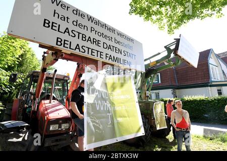 28 maggio 2020, Schleswig-Holstein, Neumünster: Gli agricoltori che protestano si trovano davanti all'ufficio regionale dell'associazione per la conservazione della natura NABU. Gli agricoltori dell'iniziativa 'Wir bitten zu Tisch' (chiediamo la tabella) sono venuti con i loro trattori in ufficio per dimostrare contro le normative ambientali. Foto: Carsten Rehder/dpa Foto Stock