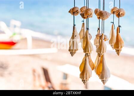 Decorazioni per pareti in conchiglie. Camini di vento fatti a mano di conchiglie. Bali, Indonesia Foto Stock