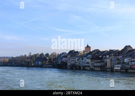 Fila di case sul Reno, città vecchia, Rheinfelden, Argovia, Svizzera Foto Stock