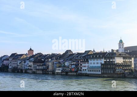 Fila di case sul Reno, città vecchia, Rheinfelden, Argovia, Svizzera Foto Stock