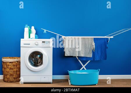 Lavanderia interna con lavatrice e asciugatrice vicino alle pareti Foto Stock