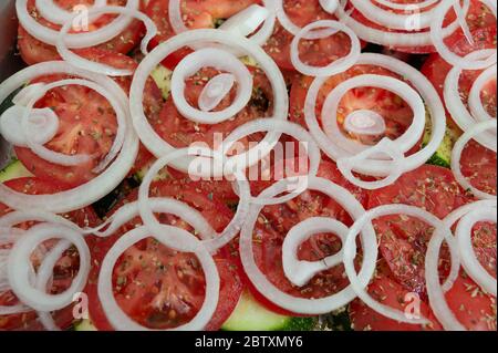 Cucina italiana / brasiliana - preparazione di zucchine lasagne senza pasta. Ingredienti: Zucchine, pomodori, cipolle, formaggio e origano. Primo piano. Foto Stock