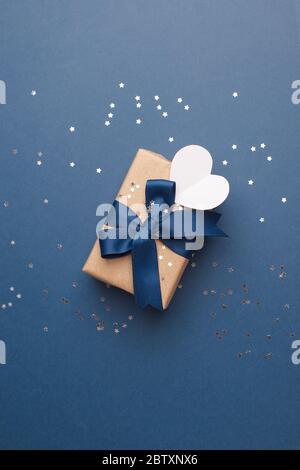 Confezione regalo di artigianato a tema blu regalo regalo con nastro blu classico e tag a forma di cuore bianco per messaggio Happy Pads Day, festa, Natale 2021 Foto Stock