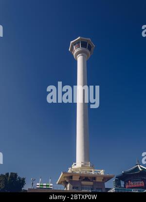 Busan, Corea del Sud, 14 settembre 2019: Vista dal basso sulla torre Busan con cielo blu sullo sfondo Foto Stock