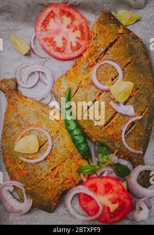 Pomfret nero con griglia pronta per il masala indiano Foto Stock