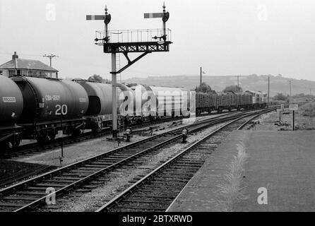 Un treno misto a Barnstaple trainato dalla locomotiva diesel classe 31 n. 31144, Devon, Inghilterra, Regno Unito. 20 giugno 1986. Foto Stock