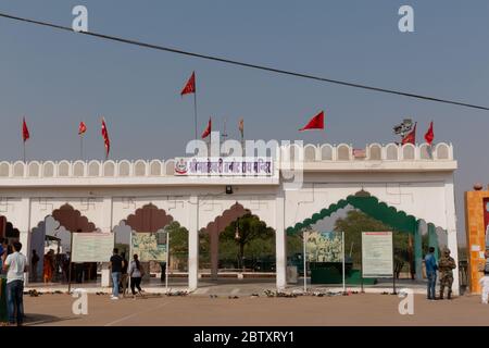 Vista del famoso tempio Tanot Mata vicino al confine con il Pakistan nello stato desertico del Rajasthan Foto Stock