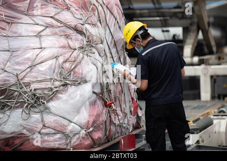 (200528) -- CHANGSHA, 28 maggio 2020 (Xinhua) -- UN membro del personale controlla le informazioni sulle merci presso l'aeroporto internazionale Changsha Huanghua di Changsha, provincia di Hunan, 28 maggio 2020. Un aereo che trasportava quasi 40,000 pacchi dalle imprese transfrontaliere di e-commerce partì da Changsha a Mosca, Russia, giovedì. Questo è stato il primo volo della normale rotta aerea per il trasporto merci sul commercio elettronico transfrontaliero verso la Russia, il che significa il funzionamento di tale rotta in Hunan. Operato tre volte alla settimana, il percorso servirà da collegamento diretto tra le imprese di e-commerce t Foto Stock