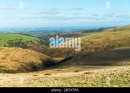 I contorni della collina formati da Vellake Brook e dal fiume West Okement sopra Meldon Reservoir, Datrmoor National Park, Devon, Inghilterra, Regno Unito. Foto Stock