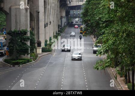 Vista di una strada quasi vuota nel centro di Bangkok in un'ora di punta, senza ingorghi di traffico nella grande metropoli. Quarantena e autoisolamento durante c Foto Stock