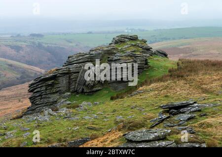 Affioramento di granito che mostra giunture orizzontali su Black Tor, sopra la West Okement River Valley, nord Dartmoor, Devon, Inghilterra, Regno Unito. Foto Stock