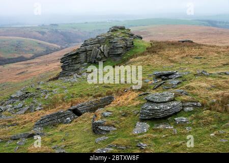 Affioramento di granito che mostra giunture orizzontali su Black Tor, sopra la West Okement River Valley, nord Dartmoor, Devon, Inghilterra, Regno Unito. Foto Stock