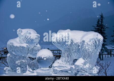 Lago Louise Canada - 21 dicembre 2016 - scultura su ghiaccio degli orsi al lago Louise Canada Foto Stock