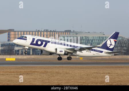 PULKOVO,SAN PIETROBURGO,RUSSIA-MARZO 10,2014: Primo piano di Embraer 175 SP-LIN operato da LOT Polish Airlines decollo aereo Foto Stock