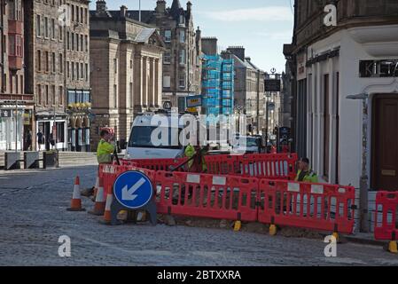 Edimburgo, Scozia, Regno Unito. 28 maggio 2020. L'ultimo giorno del Coronavirus Full Lockdown prima della fase 1 è introdotto dal primo ministro scozzese si prevede che lei annuncerà piani per alleviare alcune restrizioni, nella foto: I lavoratori tornano in uno dei lavori stradali sparsi in tutta la città, questi sul mercato di Lawnmarket, Royal Mile, per sostituire e riparare le utenze. Credit: Arch White/Alamy Live News. Foto Stock